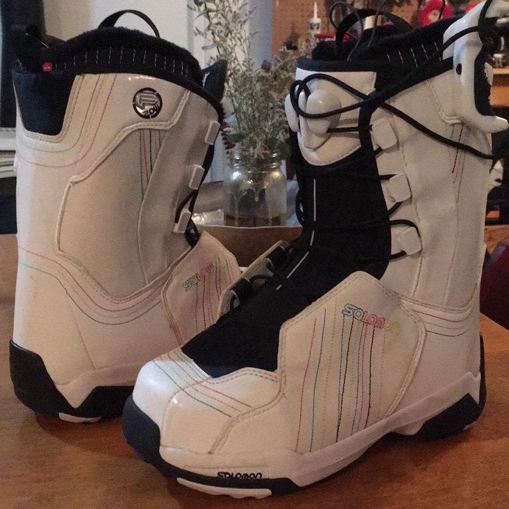 Snowboard boots